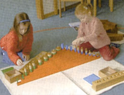 Sch�ler bei der Arbeit mit Montessori-Material